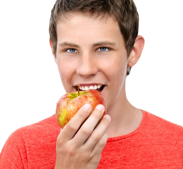 Jovem comendo uma maçã vermelha — Fotografia de Stock