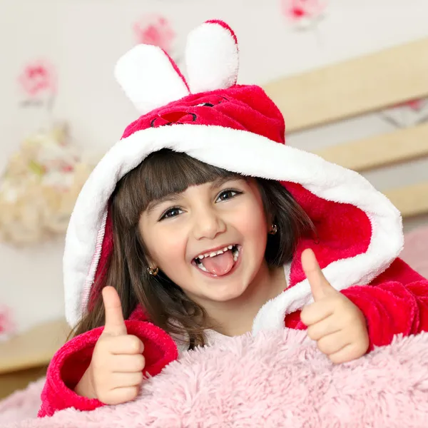 Lächelndes kleines Mädchen im Bett — Stockfoto