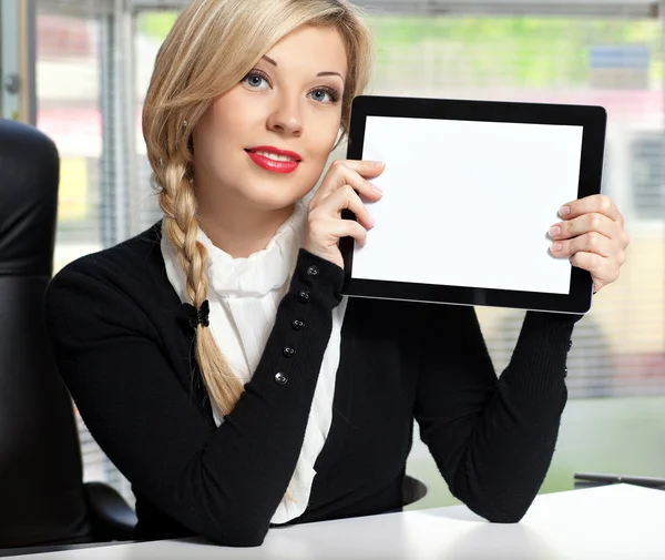 Zakenvrouw in het kantoor met Tablet PC — Stockfoto