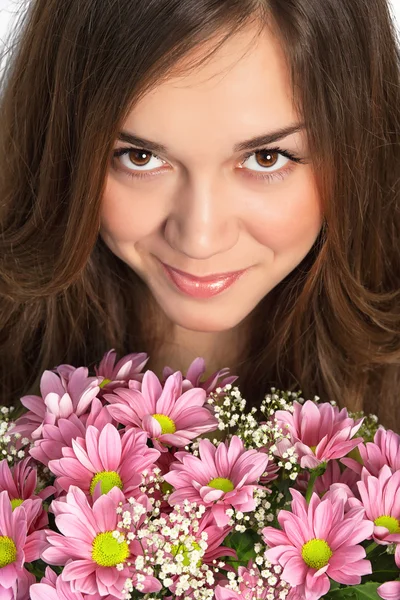 Ritratto di una bella ragazza con lussuosi capelli lunghi e un rosa — Foto Stock