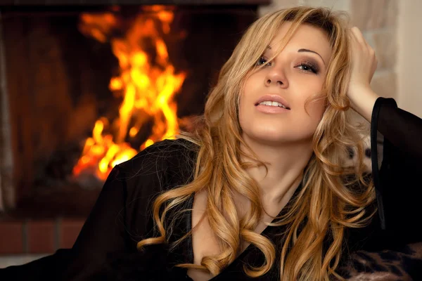 bryunetka-u-kamina