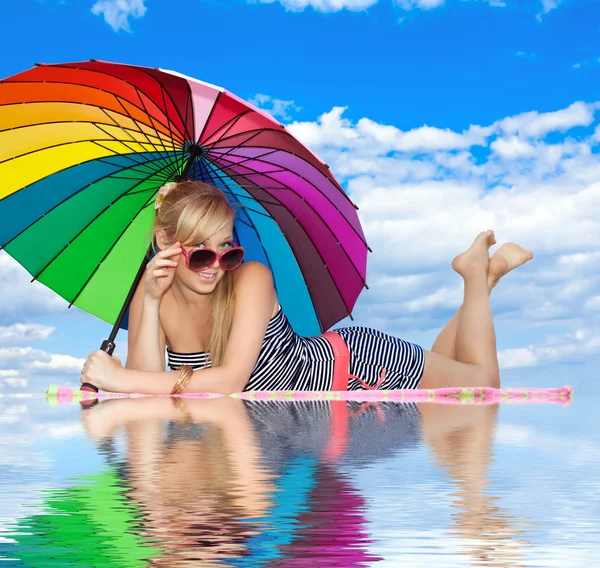 Chica glamorosa en estilo retro por paraguas de color en la playa —  Fotos de Stock