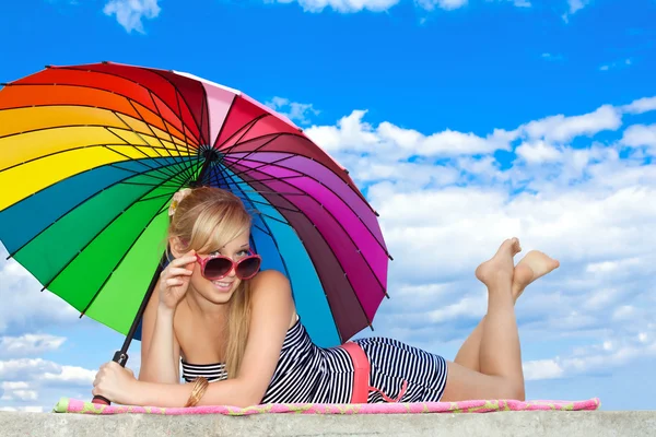 Fille glamour dans le style rétro par parapluie de couleur sur la plage — Photo