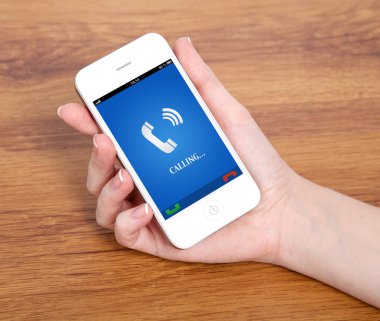 kadın el ile mavi ekran dokunmatik telefon ve telefon tutarak
