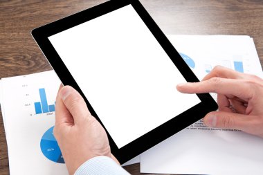 masaya grafik tablet bilgisayar tutan işadamı