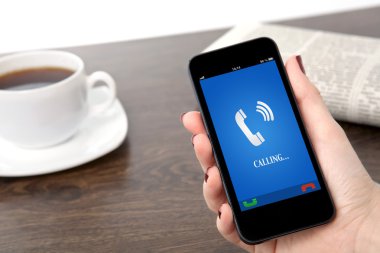 iş kadını el telefon alıcısı o çınlama ile bir telefon tutarak