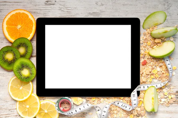 Tablette avec fruits et ruban à mesurer pour perdre du poids — Photo