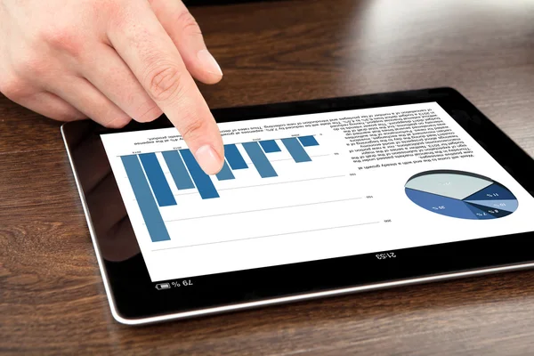 Affärsman pekar fingret på en tablet med grafik på en scr — Stockfoto
