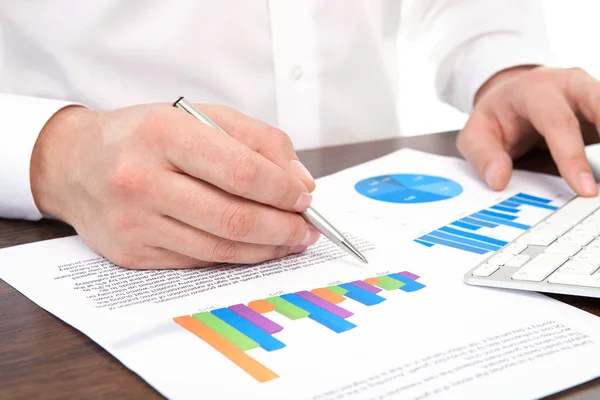 Businessman signs a document at the desk in the office — Stock Photo, Image