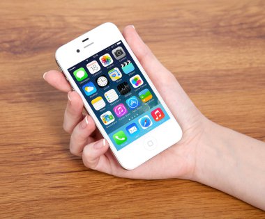 yeni işletim sistemi ios 7 ekran üzerinde apple iphone 4s