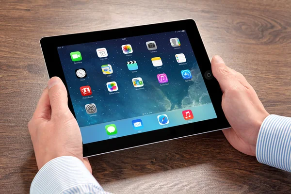 New operating system IOS 7 screen on iPad Apple — Stock Photo, Image