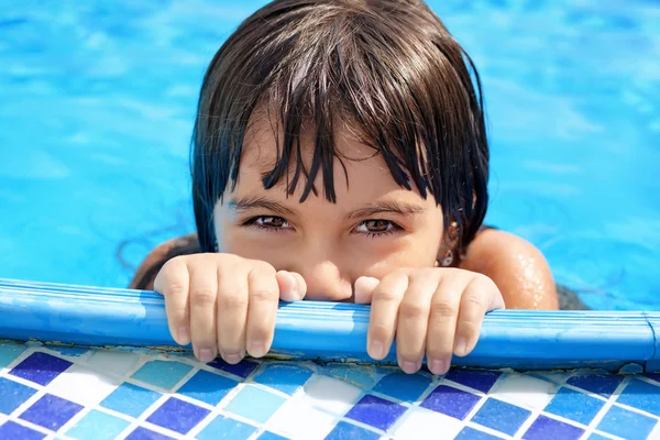 Petite fille avec de beaux yeux regardant hors de la piscine — Photo