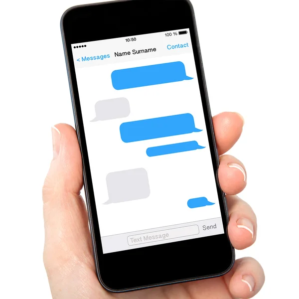 Isolerad kvinna hand hålla telefonen med sms-chatt på en skärm — Stockfoto