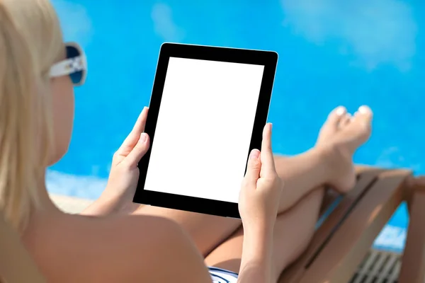 Fille en maillot de bain couché sur une chaise longue au bord de la piscine avec un — Photo