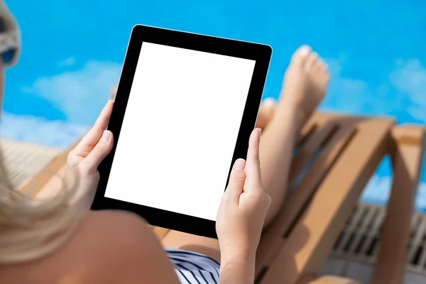 Fille en maillot de bain couché sur une chaise longue au bord de la piscine avec un — Photo