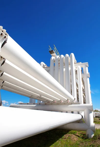 Tubo industrial con gas y petróleo y agua —  Fotos de Stock