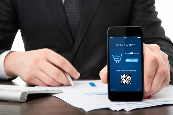 o alışveriş ONLAIN ile bir telefon tutarak ofis iş adamı