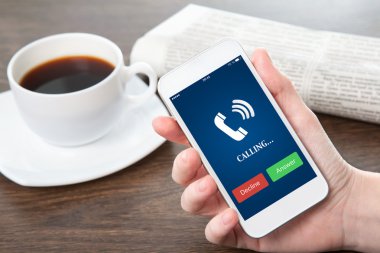 iş kadını el telefon mavi ekran ve telefonun rin tutarak