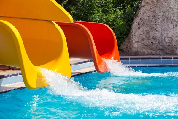 Rode en gele dia's in een waterpark — Stockfoto