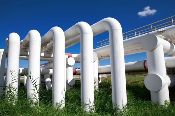 Tubo industriale con gas e petrolio e acqua — Foto Stock