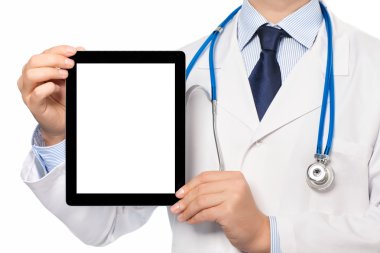 tablet zekâ tutan bir stetoskop ile Beyaz önlük doktor
