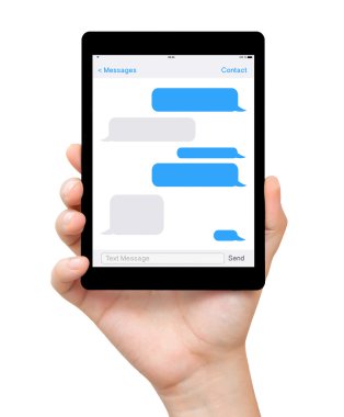 kobieta ręka trzymać tabletki z sms czat na ekranie