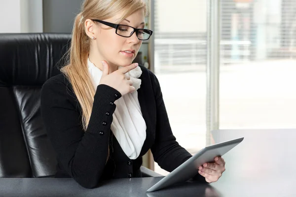 Zakenvrouw in het kantoor werken op de Tablet PC — Stockfoto