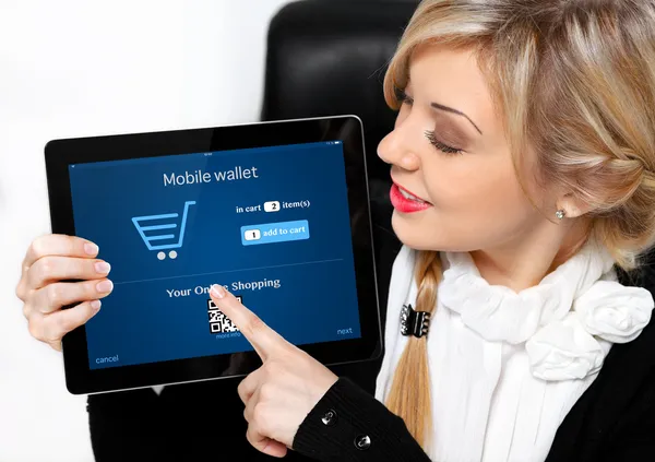 Businesswoman holding a tablet with onlain shopping on the scree — Stock Photo, Image