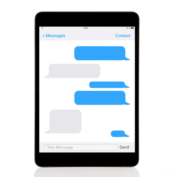 Tablet PC con sms chat en una pantalla — Foto de Stock