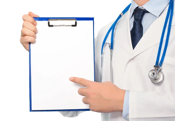 Ο γιατρός σε ένα άσπρο παλτό με ένα στηθοσκόπιο κρατώντας ένα φάκελο w — Φωτογραφία Αρχείου