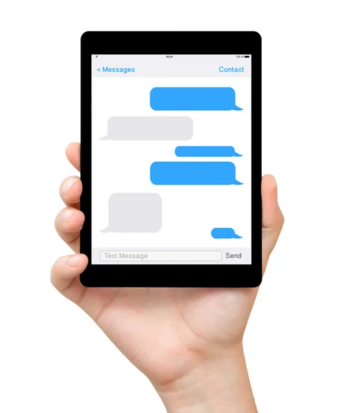 女性手を画面上の sms チャットでタブレットを保持します。 — ストック写真