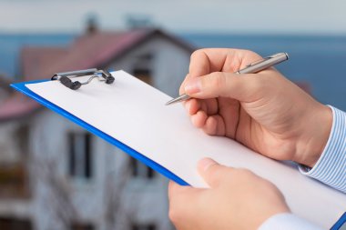 işadamı apartment b arka plan üzerine bir belge imzaladı