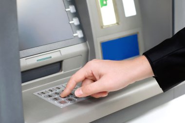 adam bir PIN kodu girer ve para--dan atm geri çekiyor.
