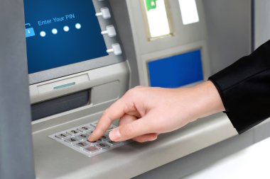 adam bir PIN kodu girer ve para--dan atm geri çekiyor.