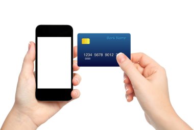telefon ve kredi kartı izole adam tutan eller