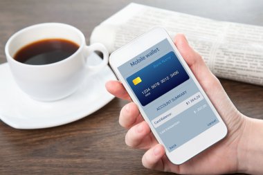 iş kadını el bir telefon ile mobil cüzdan ONLAIN sho tutarak