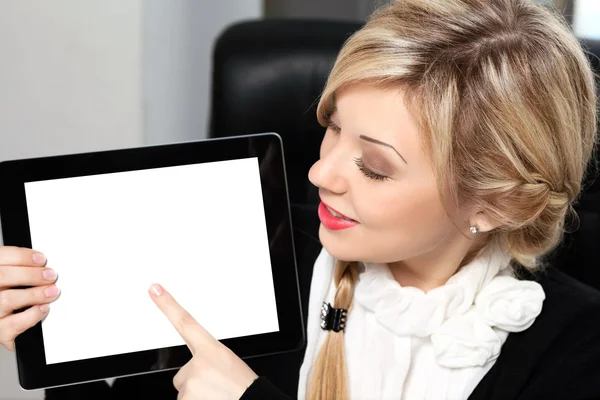 Красивая женщина в офисе держит планшет с изолированной scr — стоковое фото