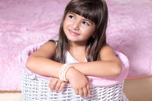 Ritratto di una bella bambina sorridente in una stanza rosa — Foto Stock