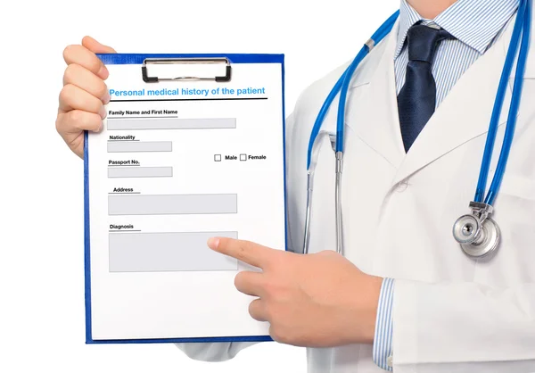 The doctor in a white coat with a stethoscope holding a folder w — Stock Photo, Image