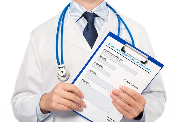 The doctor in a white coat with a stethoscope holding a folder w — Stock Photo, Image