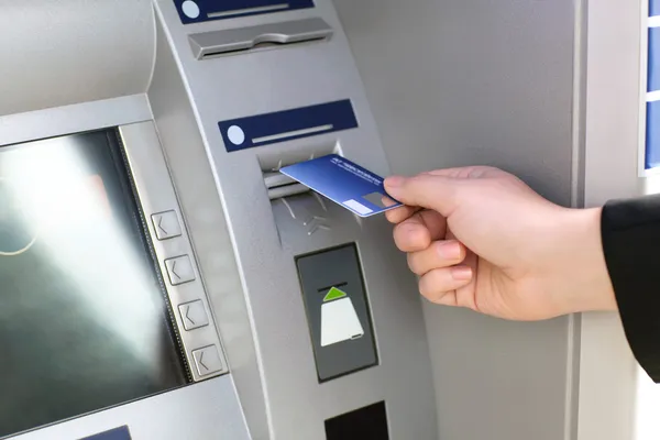 Män hand affärsman sätter kreditkort i atm — Stockfoto