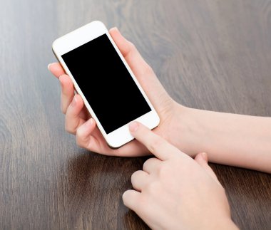 Beyaz dokunmatik telefon ile a siyah perde tutan eller 