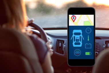 telefon ile bir ekranda arka plan kadını arabirimi Oto alarm