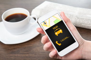 iş kadını el arayüzü ile telefon tutarak taksi,