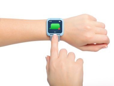 smartwatch ekranda mesaj ile izole kadın elle