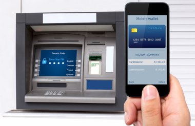kredi kartı ile telefon ekran agains üzerinde tutan adam el