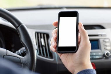 arabada oturan ve bir telefon ile izole perde tutan adam 