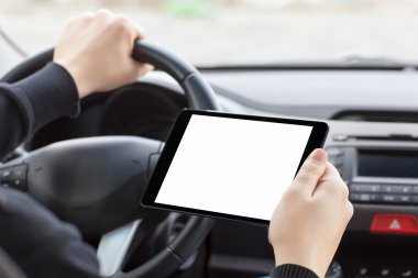 arabada oturan ve bir tablet ile izole perde tutan adam