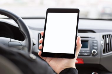 arabada oturan ve bir tablet ile izole perde tutan adam