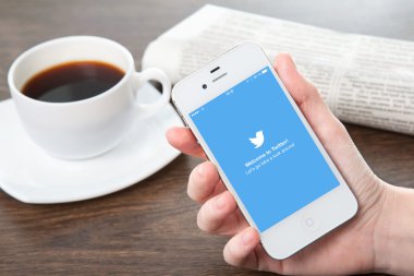 kadın el iPhone twitter ile ekranda tutarak